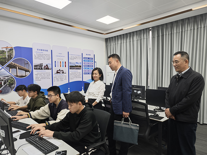 学院院领导在伊岭校区查看上课情况.jpg
